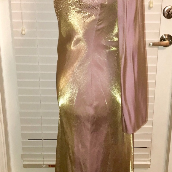 Cachet long gown in orchid silky material size 4 - Picture 3 of 8